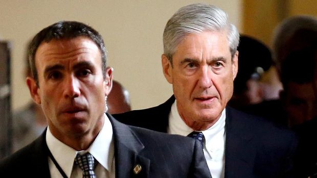 Robert Mueller (yang berambut putih)