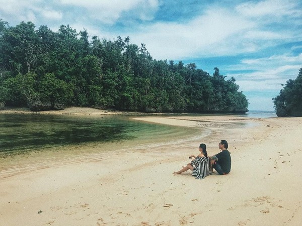 Di Morotai, Chef Juna dan Atries menikmati keindahan pantai yang masih sunyi dan alami. Ini saat mereka sedang bersantai di Pantai Nunuhu, Morotai. (Instagram/Atries Angel)