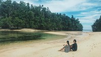 Di Morotai, Chef Juna dan Atries menikmati keindahan pantai yang masih sunyi dan alami. Ini saat mereka sedang bersantai di Pantai Nunuhu, Morotai. (Instagram/Atries Angel)