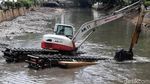 Mengeruk Lumpur Sungai Ciliwung