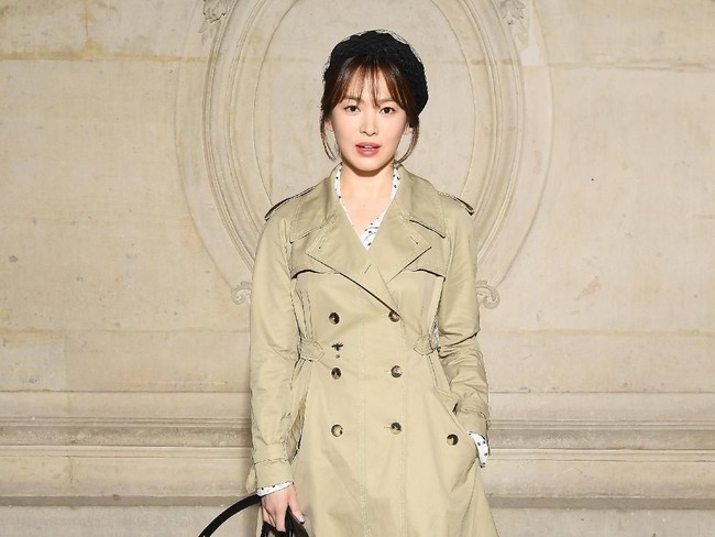 Song Hye Kyo terkenal dengan wajah awet mudanya. Di usianya yang ke-36, istri Song Joong Ki ini penampilannya tak ada beda seperti 10 tahun yang lalu. Hye Kyo kerap membuat masker wajah sendiri. Dia mencampurkan satu putih telur dengan madu. Setelah dicampur dioleskan di seluruh wajah dan dibilas setelah masker mengering. Selain masker telur dan madu. Song Hye Kyo juga kerap membuat masker madu (dua 1 sendok madu dan dua sendok air. Kedua resep yang menggunakan madu itu menjaga kulitnya tetap awet muda.  Foto: Getty Images