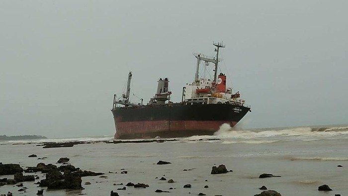 Dihantam Cuaca Ekstrem, Kapal Kargo Terdampar di Pandeglang