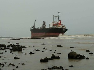 Dihantam Cuaca Ekstrem, Kapal Kargo Terdampar di Pandeglang