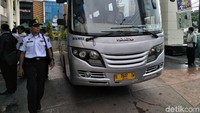 Dengan dikenakan biaya promo Rp 30 ribu ke Halim Perdanakusuma dan Rp 45 ribu untuk tujuan Soekarno-Hatta, bus mampu menampung hingga 43 penumpang.