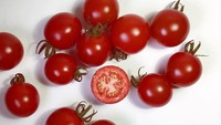 Siapa sangka jejeran buah tomat ini tidak semuanya asli. Yang jadi pusat perhatian adalah sulaman tomat ipnot. Keren ya? Foto: ipnot