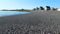Seperti pantai pada umumnya, traveler bisa bersantai sambil menikmati keindahan Greenland dari pantai ini saat musim panas (CNN)