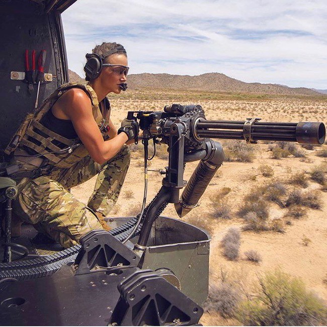 Inilah salah satu aksi Lauren saat memegang senjata jenis rotary, sungguh badass. Foto: Instagram