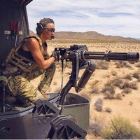 Inilah salah satu aksi Lauren saat memegang senjata jenis rotary, sungguh badass. Foto: Instagram