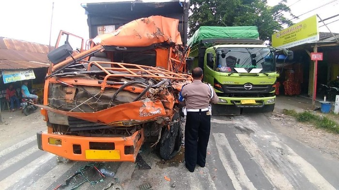 Rem Blong, Truk Tabrak Motor dan Mobil Tewaskan 2 Orang