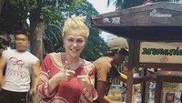 DJ Butterfly emang sering banget dapat job di Indonesia. Dia juga tampak semakin cinta di sini nih. Lihat aja, dia juga makan mie ayam gerobakan dan memakai daster batik. Foto: Instagram/dj_kattybutterfly36/istimewa