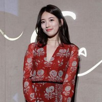 Penyanyi dan aktris Bae Susy melakukan metode 4-2-4. Metode pembersihan wajah tersebut terkenal di Jepang dan Korea. Idealnya, empat menit mengoleskan wajah dengan minyak (cleansing oil), dua menit pakai sabun wajah dan empat menit membersihkan wajah dengan air. Membersihkan wajah dengan cara ini membuat seluruh kotoran di wajah hilang dan mendapatkan kulit flawless.  Foto: Getty Images