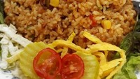 Akun @ouyang_tatik2017 ini memakai sambal terasi buat bumbu nasgornya. Ditambah jagung manis dan telur dadar, pastinya pedas gurih rasanya.Foto: Istimewa