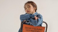 Lee Eun Chae-Papa baru-baru ini melakukan pemotretan menggunakan kursi klasik yang bertuliskan Sekar Tanjung Kismantoro. (Dok Instagram).