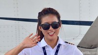 Sepintas, wajahnya mirip girl band asia yang tengah digandrungi remaja di tanah air.