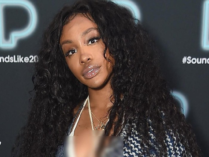 NEW YORK, NY - DECEMBER 05:  SZA poses backstage at Pandora Sounds Like You: 2017 on December 5, 2017 in New York City.  (Photo by Theo Wargo/Getty Images for Pandora)