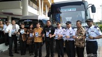 Sekitar 350 sampai 400 ribu warga Depok setiap harinya bulak-balik ke Jakarta. Termasuk yang ingin ke luar negeri atau luar kota (ke bandara). 