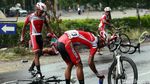 Pebalap Bertumbangan di Etape Neraka
