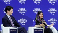 Kaos kaki unik ini terlihat saat Trudeau mengisi sesi bersama Malala Yousafzai.