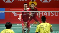 Kevin Sanjaya Sukamuljo melakukan servis.