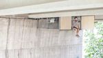 Gokil! Beton Kolong Jembatan Disulap Jadi Rumah Mini