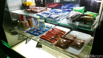 Tak hanya itu, di warnet ini juha menyediakan beragam kudapan untuk mengisi perut yang kosong, seperti Indomie, snack, dan lain-lain. Foto: detikINET/Muhammad Alif Goenawan