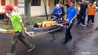 Para siswa yang panik dibimbing oleh guru menuju titik aman yang berada di lapangan olahraga. Ada juga siswa yang dibopong menggunakan tandu, diangkut ambulan hingga dibonceng motor.
