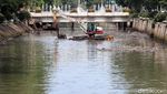 Mengeruk Lumpur Sungai Ciliwung