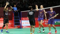 Kedua pasangan bersalaman seusai pertandingan.