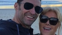 Jackman bersama sang istri selfie di Pantai Bondi. Bondi bisa dibilang termasuk pantai paling populer di Australia (thehughjackman/Instagram)