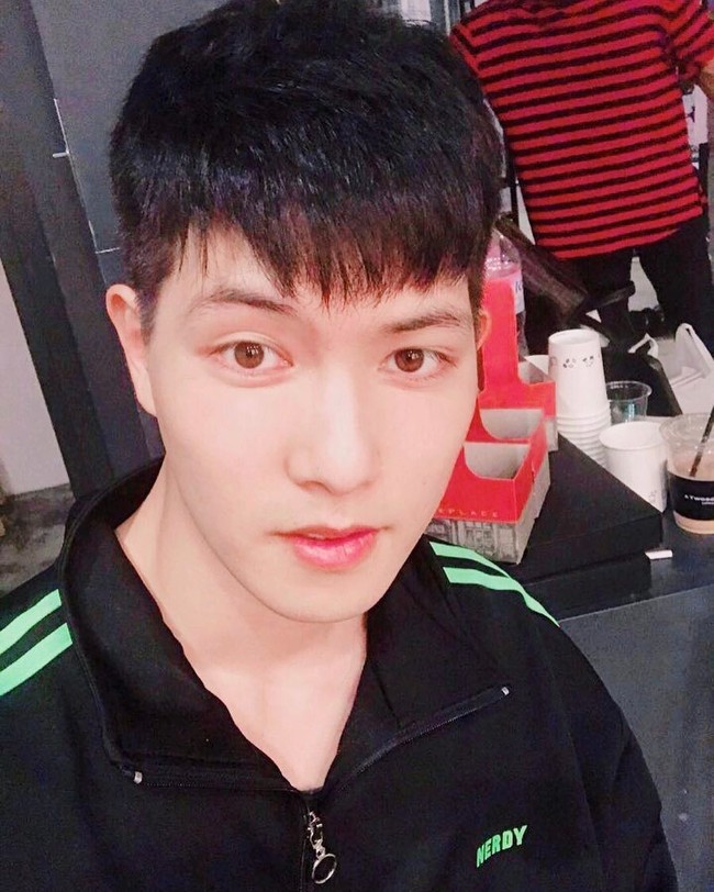 Memiliki warna mata cokelat tua, tatapan Lee Jonghyun CNBlue membuat dirinya terlihat menawan. Foto: Instagram