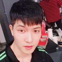 Memiliki warna mata cokelat tua, tatapan Lee Jonghyun CNBlue membuat dirinya terlihat menawan. Foto: Instagram