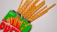 Hayo, jangan sampai dimakan ya! Diantara batang Pretz yang asli, ipnot menyelipkan versi sulamannya. Bagi ipnot, menyulam adalah kegiatan yang bikin rileks. Foto: ipnot