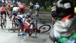 Pebalap Bertumbangan di Etape Neraka