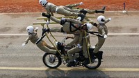 Salah satu aksi yang dilakukan tentara wanita Daredevil di atas motor.