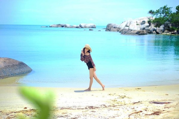 Tak hanya keindahan pantai Indonesia Timur, pantai-pantai cantik di Indonesia Barat juga dikunjungi Atries. Begini gayanya saat berfoto di Pantai Penyabong, Belitung. (Instagram/Atries Angel) Tak hanya keindahan pantai Indonesia Timur, pantai-pantai cantik di Indonesia Barat juga dikunjungi Atries. Begini gayanya saat berfoto di Pantai Penyabong, Belitung. (Instagram/Atries Angel)