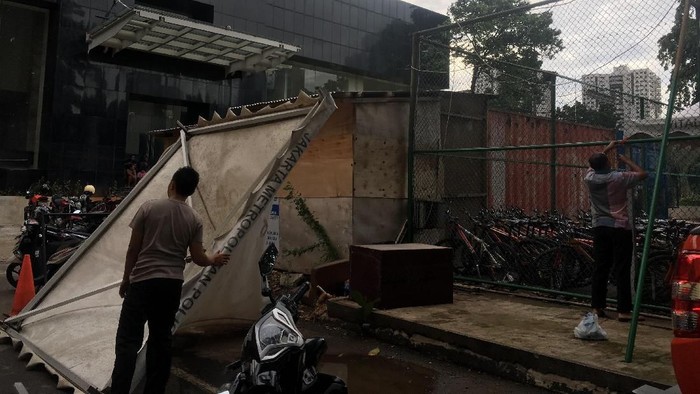Angin Kencang, Tenda di Polda Terbang Loncati Pagar Setinggi 5 M
