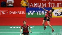 Rizki Amelia Pradipta melakukan smash.