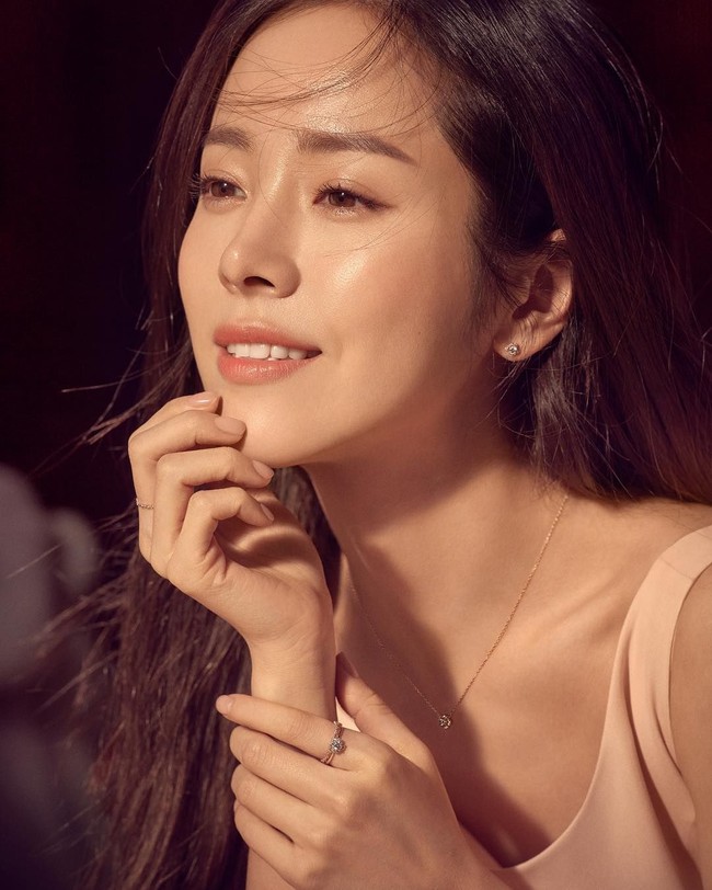 Rona bola mata Han Ji Min yang berwarna cokelat terang ini membuat siapa saja yang melihat dirinya merasa terpesona. Foto: Instagram