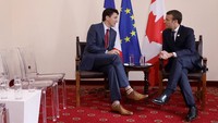 Trudeu kerap memilih motif kaos kaki yang tak biasa untuk ukuran pemimpin negara. Lihat kaos kaki yang dia pakai saat bertemu Presiden Prancis, Emmanuel Macron (Foto: Instagram Justin Trudeau)