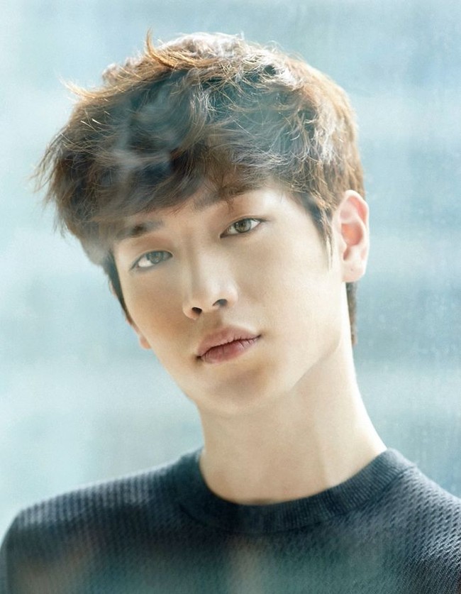 Hanya sekali melihatnya, tentu kamu akan merasa terpukau dengan rona mata yang dimiliki oleh Seo Kang Joon. Foto: Instagram