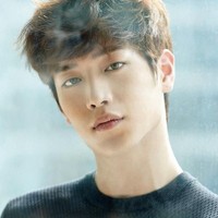 Hanya sekali melihatnya, tentu kamu akan merasa terpukau dengan rona mata yang dimiliki oleh Seo Kang Joon. Foto: Instagram