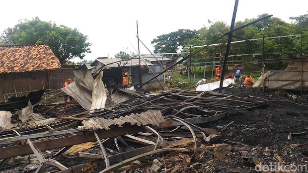  Kebakaran lapak daur ulang limbah plastik di Kalideres, Jakbar, Jumat (26/1/2018)