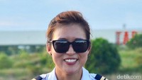 Berparas cantik, ia juga supel dan mudah bergaul. Ia tak sungkan melayani permintaan foto bersama alias selfie dari penumpangnya.