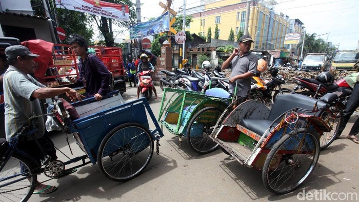 38 Becak Ditempel Stiker,  Lurah Pekojan: Di Sini Stok Lama Semua