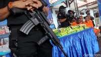 Kasus ini BNN berhasil menangkap 4 tersangka yakni HR, A, J dan S. Keempat tersangka ditangkap di dua lokasi yang berbeda.