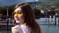 Memakai kacamata bening kekuningan, Karina sedang menikmati momen di Danau Maggiore atau Lago Verbano. Danau ini terletak di sisi selatan Pegunungan Alpen dan merupakan danau terbesar kedua di Italia dan yang terbesar di Swiss selatan (Dok. sharishanya/Instagram)