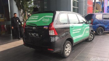 Tak hanya ojek online, sejumlah pengemudi taksi online pun juga mengalami penurunan orderan penumpang. Dana Aditiasari/detikFinance.