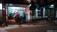 Pangaliman (52), bercerita mengenai aktivitas sehari-harinya. Dia berangkat dari rumah sekitar pukul 06.00 WIB dan pulang pukul 19.00 WIB. Dalam sehari, pria asal Jawa Tengah ini bisa menarik dua hingga tiga orang penumpang. Kadang kalau apes, tak dapat penumpang sama sekali.