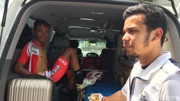 Terjatuh hingga Pinggang Sobek, Warseno Terus Gowes dan Capai Finis