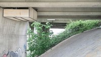 Rumah tersebut menggantung di atas beton jembatan dengan bantuan empat roda di atasnya. Boredpanda/Istimewa.